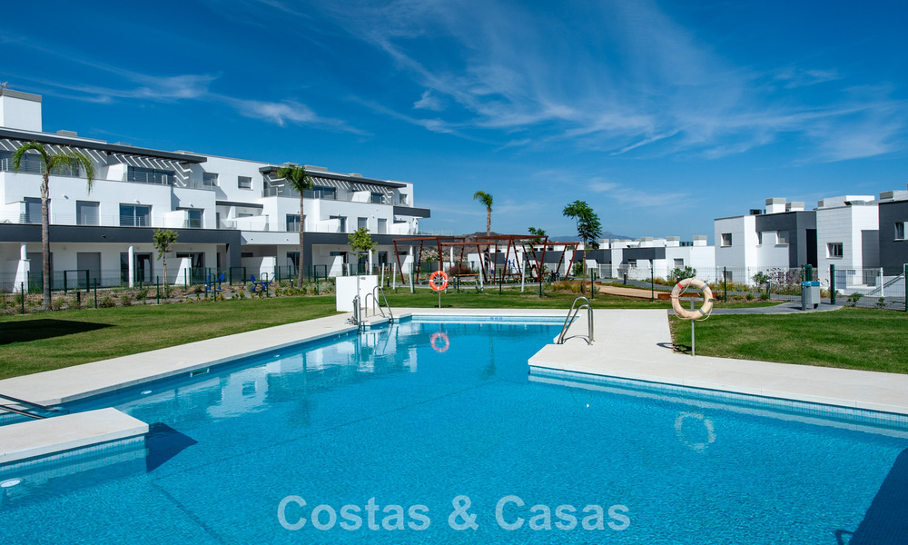 Instapklaar, gloednieuw, modern appartement te koop op bovenste verdieping in golfurbanisatie vlak bij Estepona stad 785932