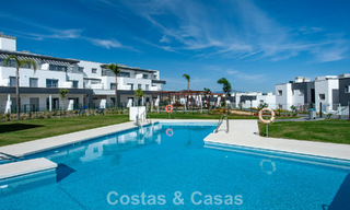 Instapklaar, gloednieuw, modern appartement te koop op bovenste verdieping in golfurbanisatie vlak bij Estepona stad 785932 