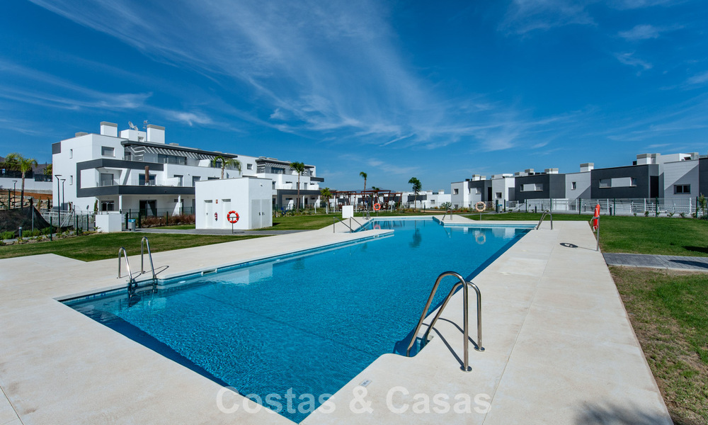 Instapklaar, gloednieuw, modern appartement te koop op bovenste verdieping in golfurbanisatie vlak bij Estepona stad 785933