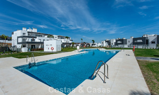 Instapklaar, gloednieuw, modern appartement te koop op bovenste verdieping in golfurbanisatie vlak bij Estepona stad 785933 
