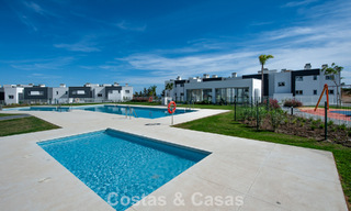 Instapklaar, gloednieuw, modern appartement te koop op bovenste verdieping in golfurbanisatie vlak bij Estepona stad 785934 
