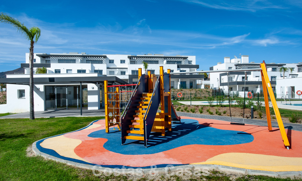 Instapklaar, gloednieuw, modern appartement te koop op bovenste verdieping in golfurbanisatie vlak bij Estepona stad 785935