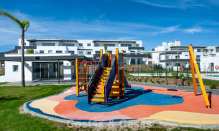 Instapklaar, gloednieuw, modern appartement te koop op bovenste verdieping in golfurbanisatie vlak bij Estepona stad 785935 
