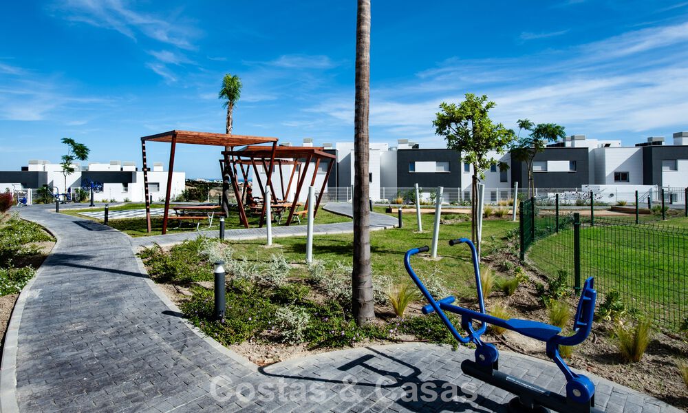 Instapklaar, gloednieuw, modern appartement te koop op bovenste verdieping in golfurbanisatie vlak bij Estepona stad 785936
