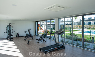Instapklaar, gloednieuw, modern appartement te koop op bovenste verdieping in golfurbanisatie vlak bij Estepona stad 785937 