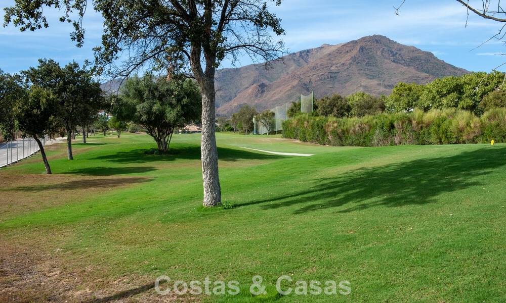 Instapklaar, gloednieuw, modern appartement te koop op bovenste verdieping in golfurbanisatie vlak bij Estepona stad 785940
