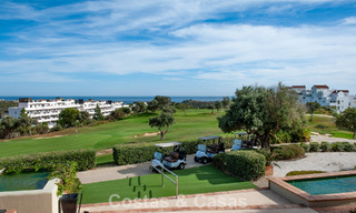 Instapklaar, gloednieuw, modern appartement te koop op bovenste verdieping in golfurbanisatie vlak bij Estepona stad 785941 
