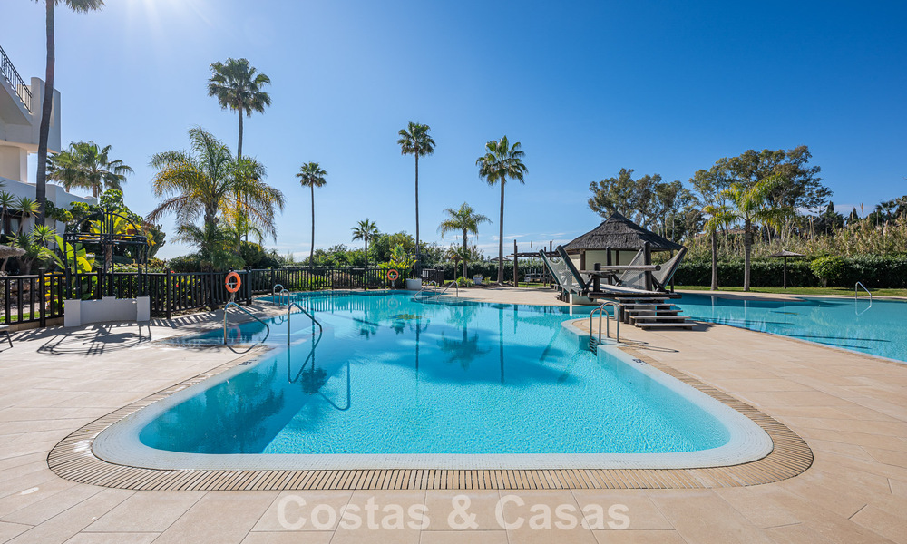 Instapklaar, luxe appartement te koop aan het strand op de New Golden Mile tussen Marbella en Estepona 785945