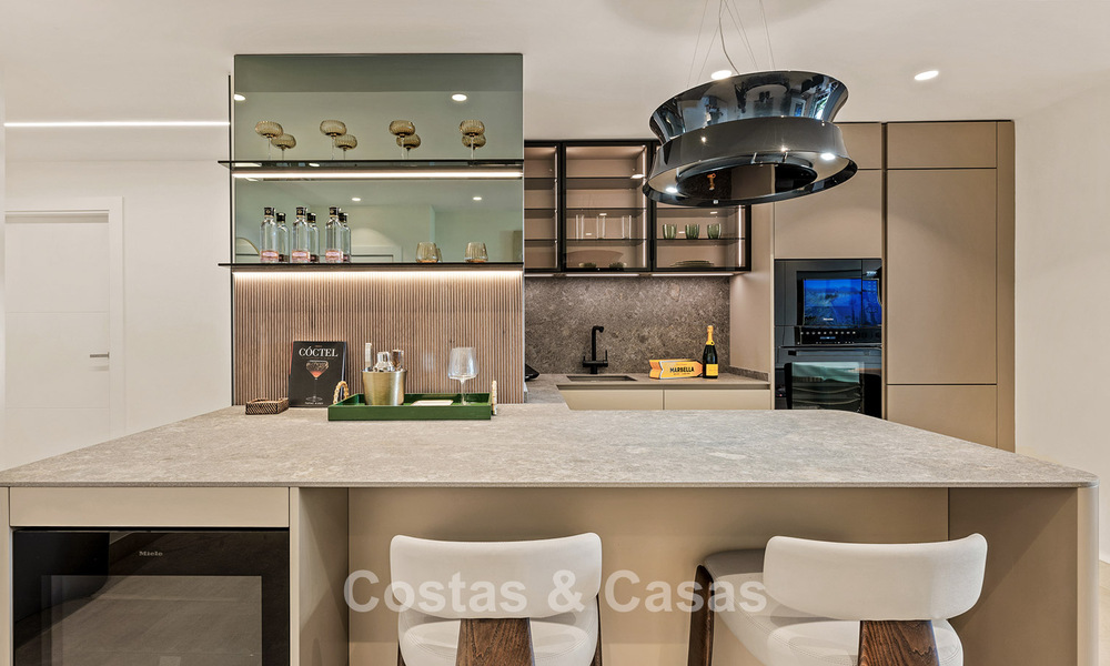 Instapklaar, luxe appartement te koop aan het strand op de New Golden Mile tussen Marbella en Estepona 785964