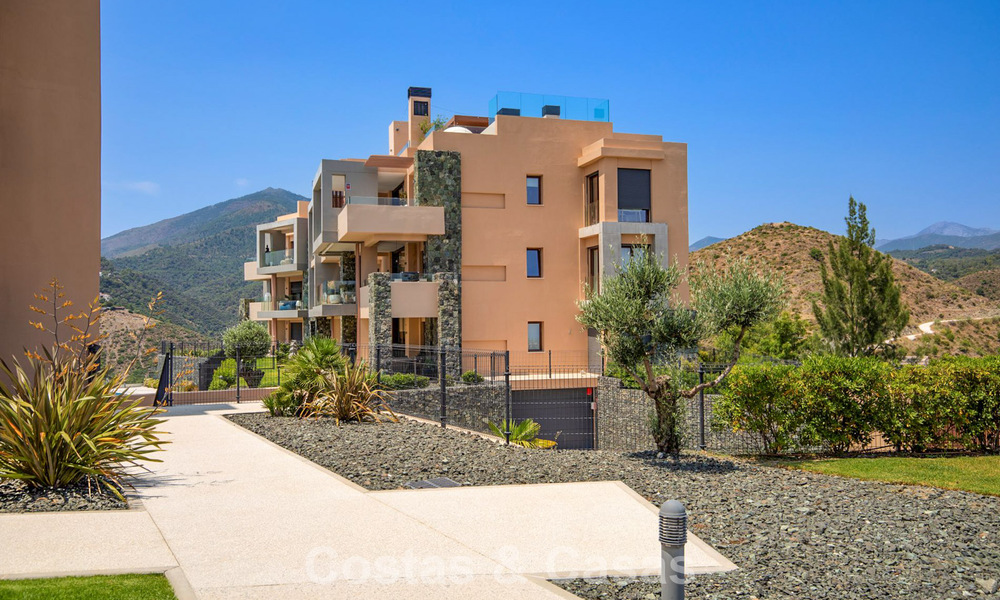 Begane grond hoekappartement met enorme privétuin te koop in een golfresort in de heuvels van Marbella - Benahavis 785880