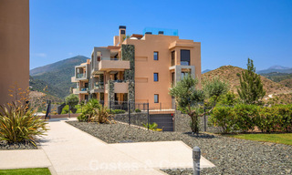 Begane grond hoekappartement met enorme privétuin te koop in een golfresort in de heuvels van Marbella - Benahavis 785880 
