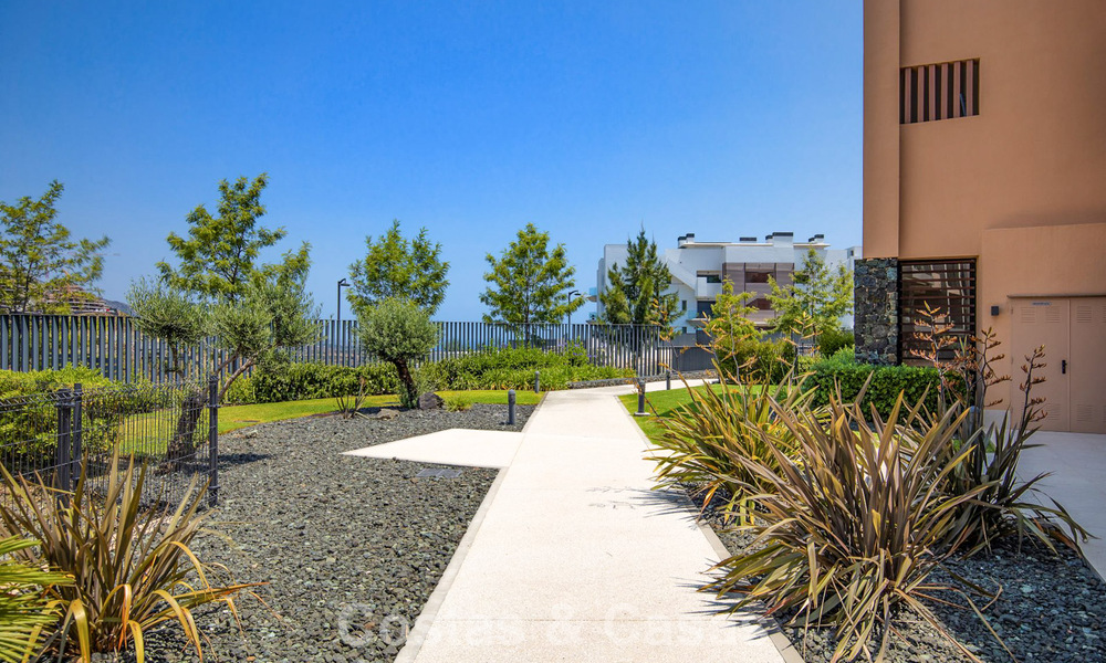 Begane grond hoekappartement met enorme privétuin te koop in een golfresort in de heuvels van Marbella - Benahavis 785881