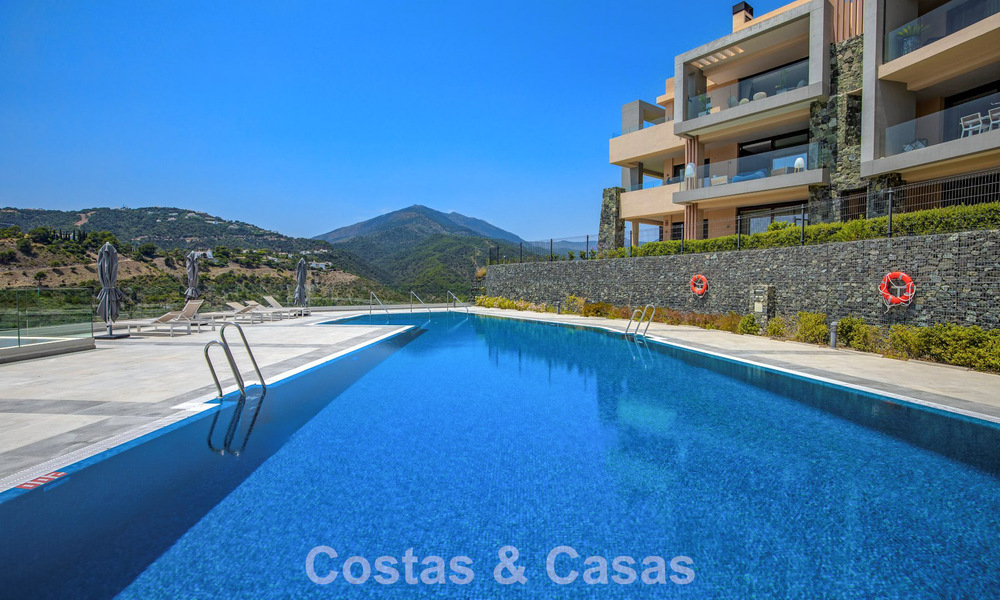 Begane grond hoekappartement met enorme privétuin te koop in een golfresort in de heuvels van Marbella - Benahavis 785882