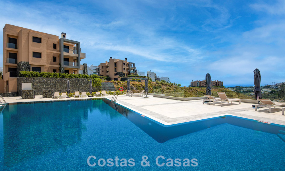 Begane grond hoekappartement met enorme privétuin te koop in een golfresort in de heuvels van Marbella - Benahavis 785883