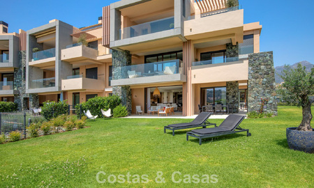 Begane grond hoekappartement met enorme privétuin te koop in een golfresort in de heuvels van Marbella - Benahavis 785885