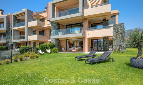Begane grond hoekappartement met enorme privétuin te koop in een golfresort in de heuvels van Marbella - Benahavis 785885
