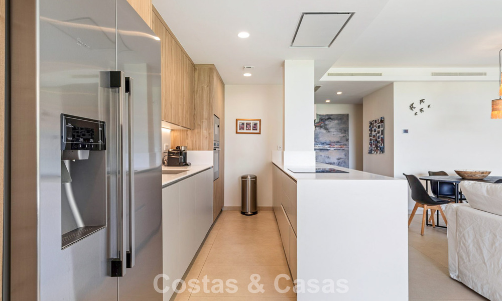 Begane grond hoekappartement met enorme privétuin te koop in een golfresort in de heuvels van Marbella - Benahavis 785886