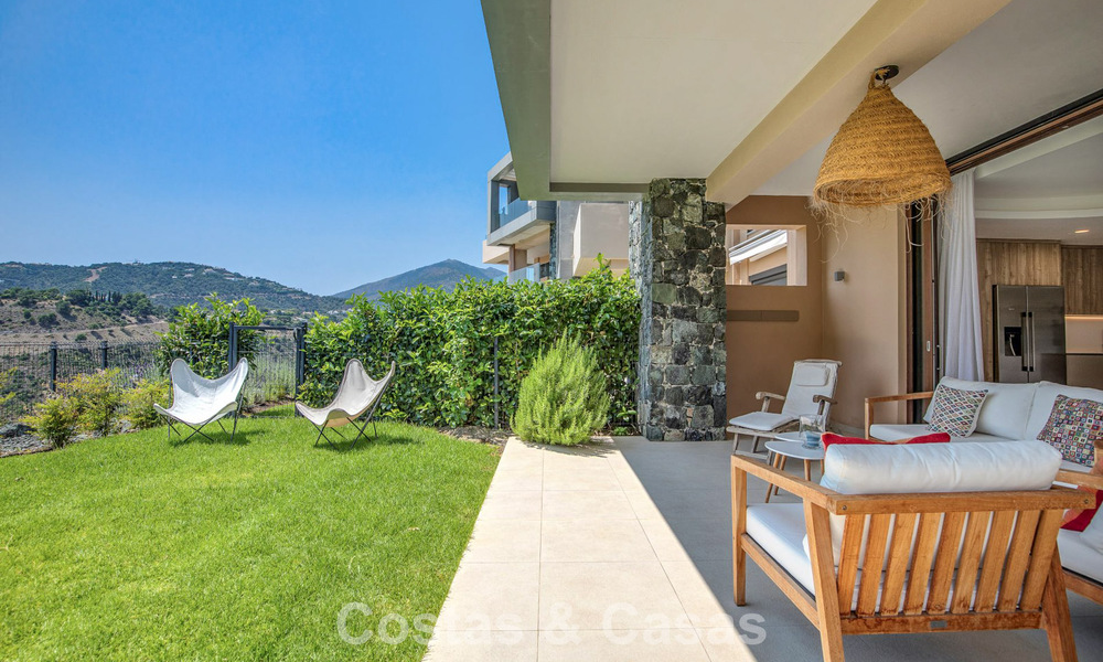 Begane grond hoekappartement met enorme privétuin te koop in een golfresort in de heuvels van Marbella - Benahavis 785888