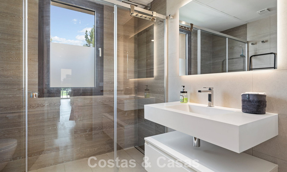 Begane grond hoekappartement met enorme privétuin te koop in een golfresort in de heuvels van Marbella - Benahavis 785889