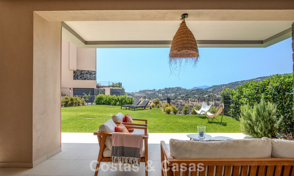 Begane grond hoekappartement met enorme privétuin te koop in een golfresort in de heuvels van Marbella - Benahavis 785890