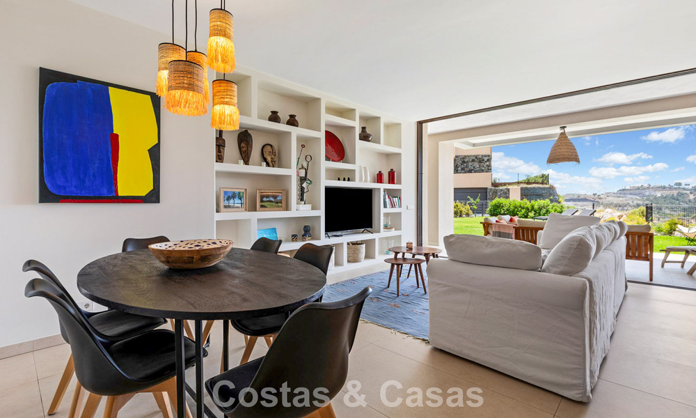 Begane grond hoekappartement met enorme privétuin te koop in een golfresort in de heuvels van Marbella - Benahavis 785891