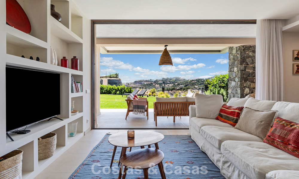 Begane grond hoekappartement met enorme privétuin te koop in een golfresort in de heuvels van Marbella - Benahavis 785892