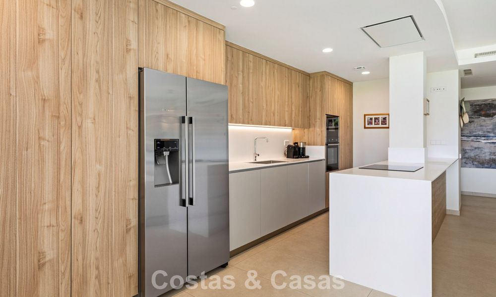 Begane grond hoekappartement met enorme privétuin te koop in een golfresort in de heuvels van Marbella - Benahavis 785896