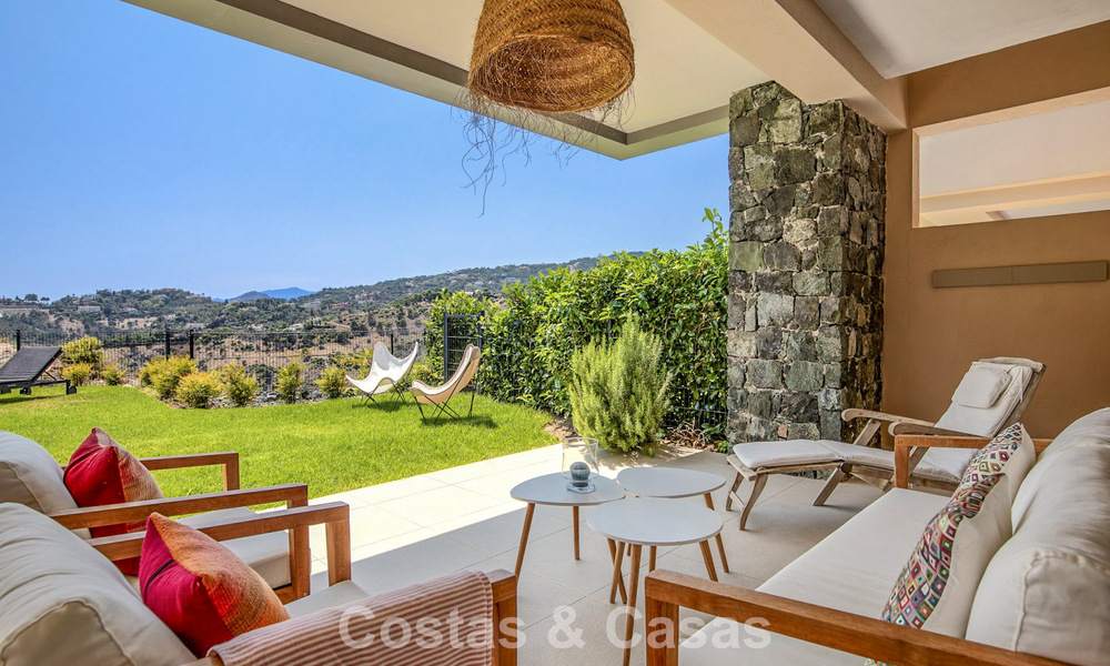 Begane grond hoekappartement met enorme privétuin te koop in een golfresort in de heuvels van Marbella - Benahavis 785899