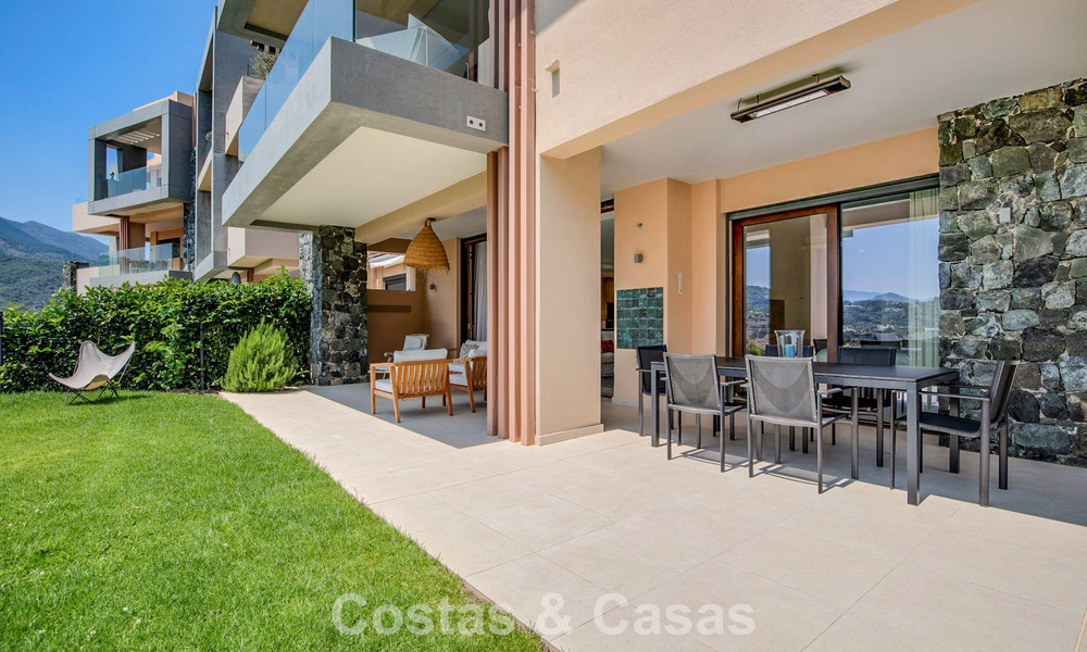 Begane grond hoekappartement met enorme privétuin te koop in een golfresort in de heuvels van Marbella - Benahavis 785900