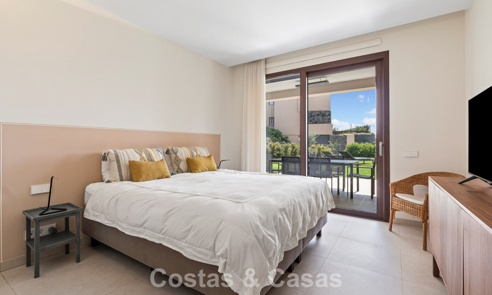 Begane grond hoekappartement met enorme privétuin te koop in een golfresort in de heuvels van Marbella - Benahavis 785902