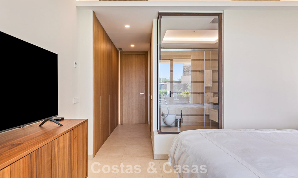Begane grond hoekappartement met enorme privétuin te koop in een golfresort in de heuvels van Marbella - Benahavis 785903