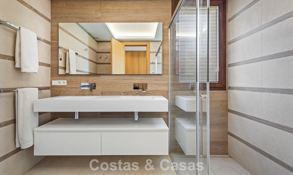 Begane grond hoekappartement met enorme privétuin te koop in een golfresort in de heuvels van Marbella - Benahavis 785904