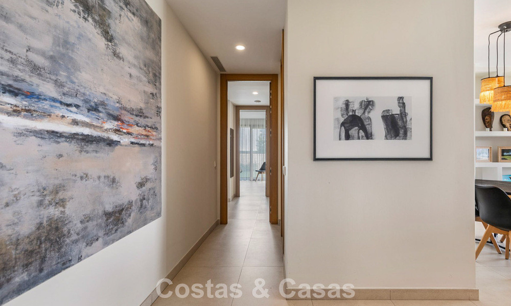 Begane grond hoekappartement met enorme privétuin te koop in een golfresort in de heuvels van Marbella - Benahavis 785905