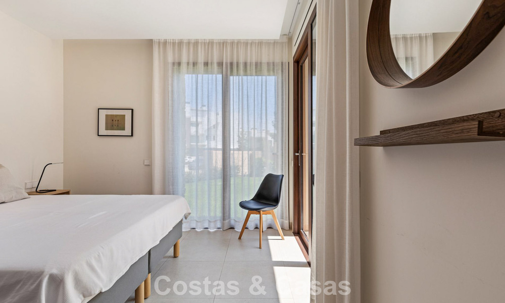 Begane grond hoekappartement met enorme privétuin te koop in een golfresort in de heuvels van Marbella - Benahavis 785906