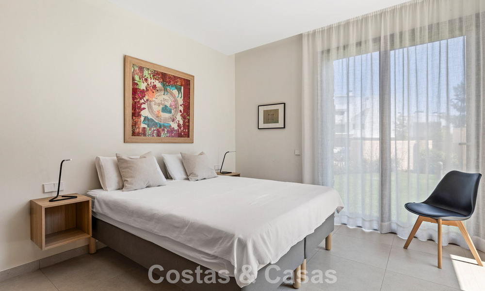 Begane grond hoekappartement met enorme privétuin te koop in een golfresort in de heuvels van Marbella - Benahavis 785907