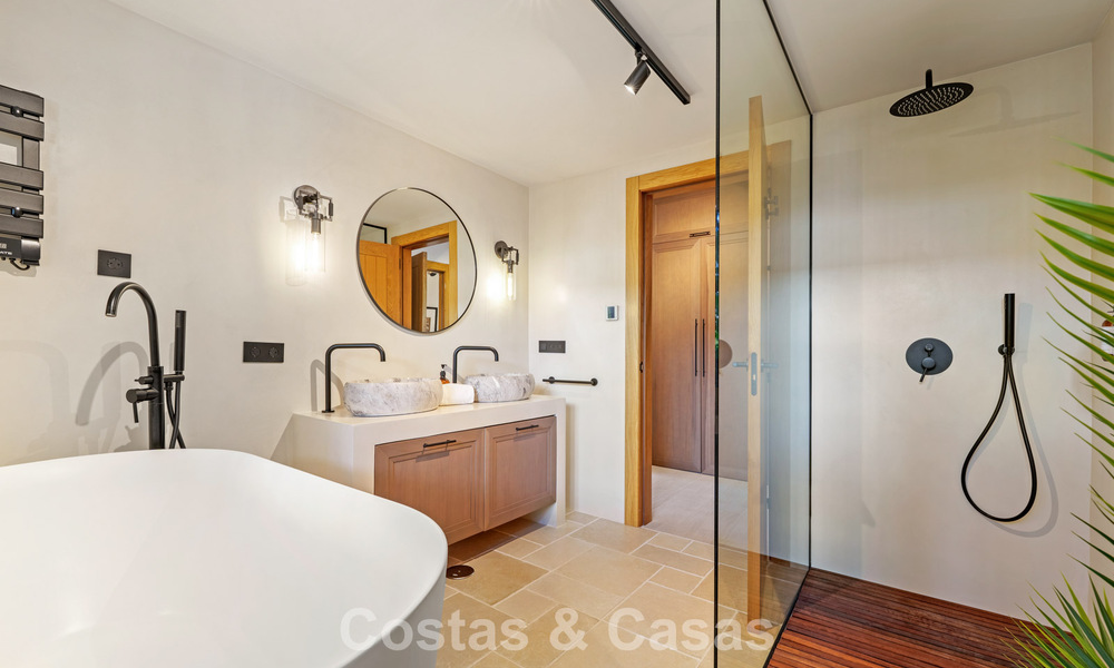 Statige luxevilla te koop in een begeerde villawijk in het hart van Nueva Andalucia, Marbella 790391