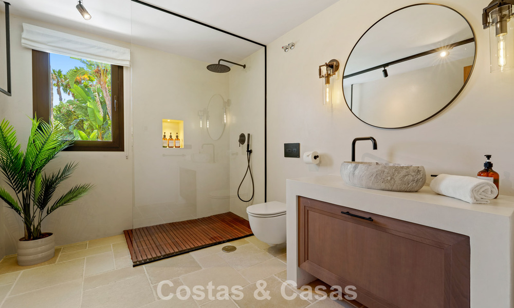 Statige luxevilla te koop in een begeerde villawijk in het hart van Nueva Andalucia, Marbella 790396