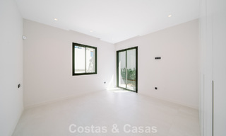 Instapklare nieuwbouwvilla met contemporaine bouwstijl te koop met zeezicht en op loopafstand van het strand in Estepona 786244 