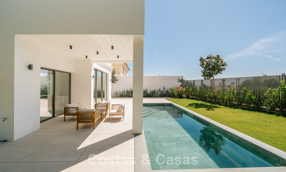 Instapklare nieuwbouwvilla met contemporaine bouwstijl te koop met zeezicht en op loopafstand van het strand in Estepona 786246