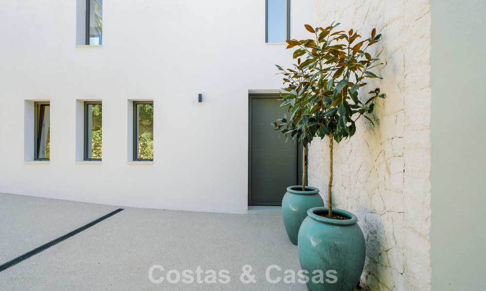 Instapklare nieuwbouwvilla met contemporaine bouwstijl te koop met zeezicht en op loopafstand van het strand in Estepona 786247