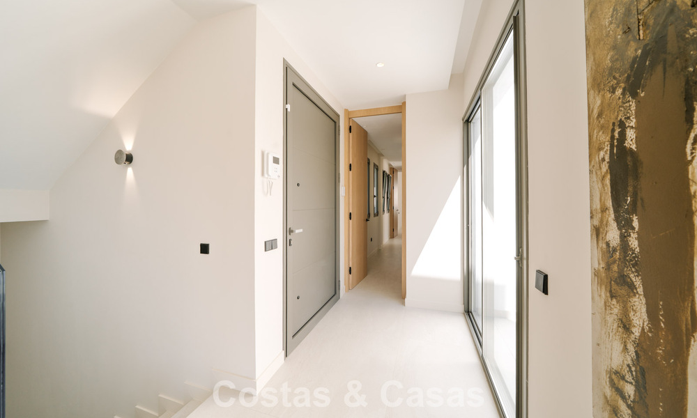 Instapklare nieuwbouwvilla met contemporaine bouwstijl te koop met zeezicht en op loopafstand van het strand in Estepona 786248