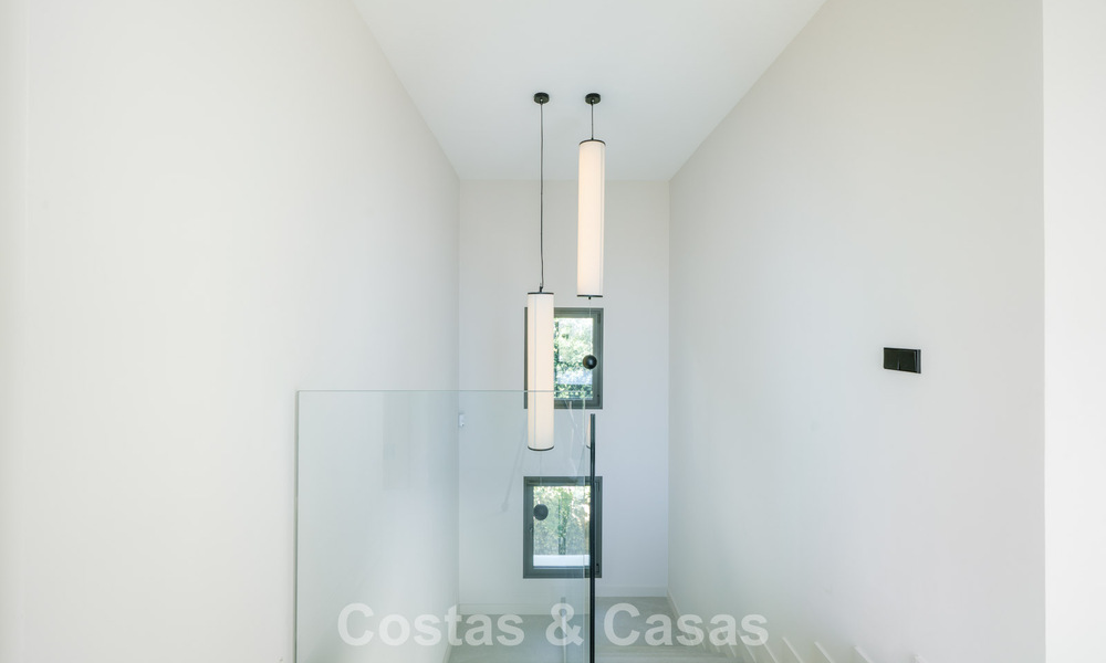 Instapklare nieuwbouwvilla met contemporaine bouwstijl te koop met zeezicht en op loopafstand van het strand in Estepona 786252