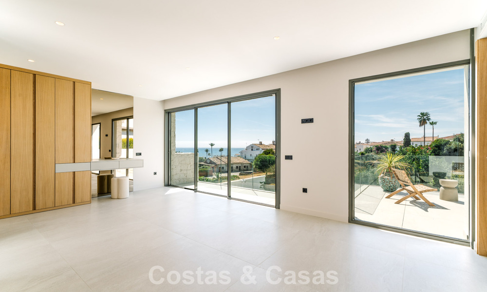 Instapklare nieuwbouwvilla met contemporaine bouwstijl te koop met zeezicht en op loopafstand van het strand in Estepona 786253
