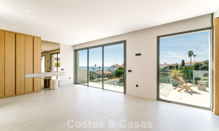 Instapklare nieuwbouwvilla met contemporaine bouwstijl te koop met zeezicht en op loopafstand van het strand in Estepona 786253 