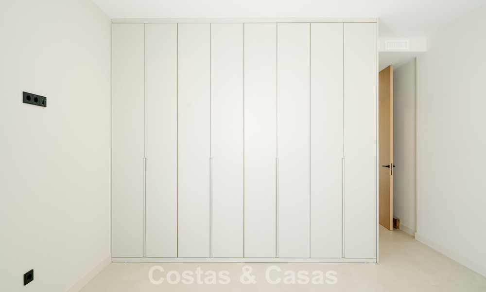 Instapklare nieuwbouwvilla met contemporaine bouwstijl te koop met zeezicht en op loopafstand van het strand in Estepona 786255