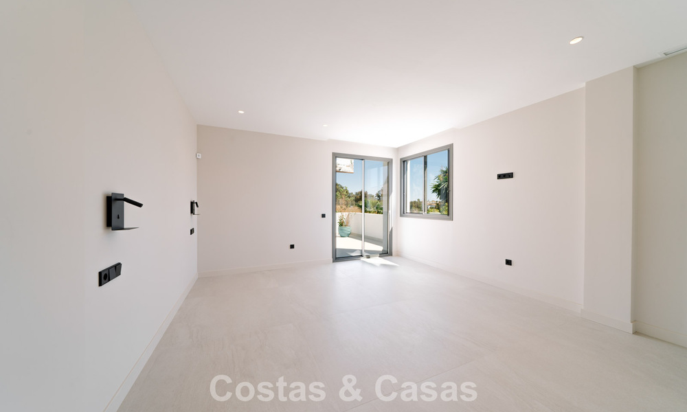 Instapklare nieuwbouwvilla met contemporaine bouwstijl te koop met zeezicht en op loopafstand van het strand in Estepona 786257