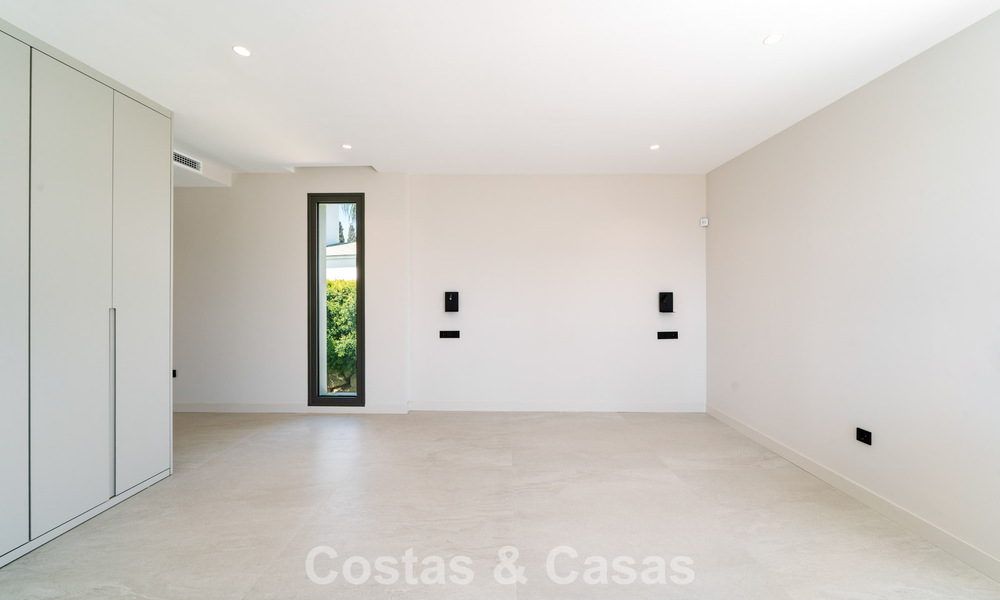 Instapklare nieuwbouwvilla met contemporaine bouwstijl te koop met zeezicht en op loopafstand van het strand in Estepona 786258