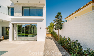Instapklare nieuwbouwvilla met contemporaine bouwstijl te koop met zeezicht en op loopafstand van het strand in Estepona 786259 