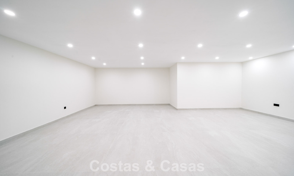 Instapklare nieuwbouwvilla met contemporaine bouwstijl te koop met zeezicht en op loopafstand van het strand in Estepona 786266