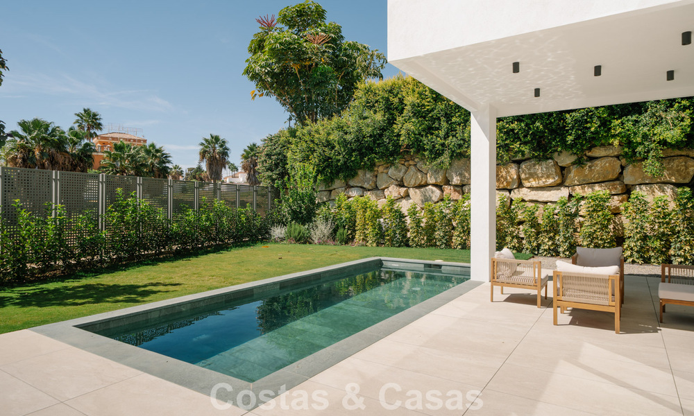 Instapklare nieuwbouwvilla met contemporaine bouwstijl te koop met zeezicht en op loopafstand van het strand in Estepona 786274